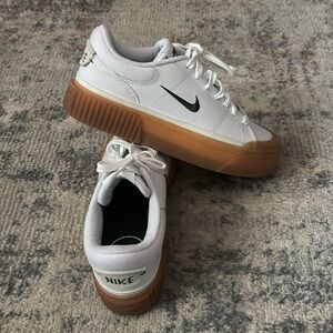 New Nike Legacy Lift Gum Soles Size 7 Women’s